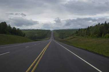 Doğal manzara, Durham Köprüsü, New Brunswick, Kanada geçen yol görünümünü