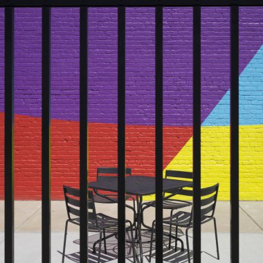 Boş sandalye ve kaldırım kafe metal çit görülen Tarih düzenlenmiş tablo Minneapolis, Hennepin İlçesi, Minnesota, ABD