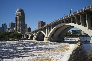 Üçüncü Cadde Köprüsü üzerinde Mississippi Nehri, Minneapolis, Hennepin İlçesi, Minnesota, ABD
