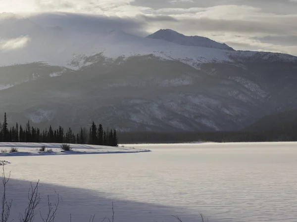 Jezioro Gór Tle Muncho Jezioro Muncho Lake Provincial Park Północnych — Zdjęcie stockowe