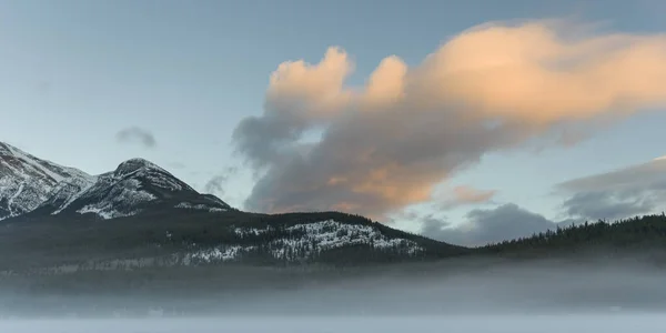 Scenic View Snowcapped Mountain Range Pyramid Lake Highway Jasper Jasper — Stock Photo, Image