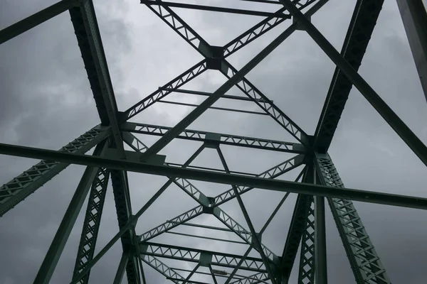 加拿大新不伦瑞克金属桥对天空的低角度看法 — 图库照片