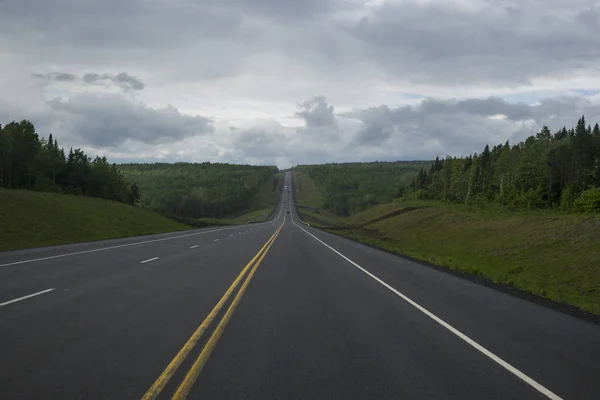 Maiseman Läpi Kulkeva Tie Durham Bridge New Brunswick Kanada — kuvapankkivalokuva