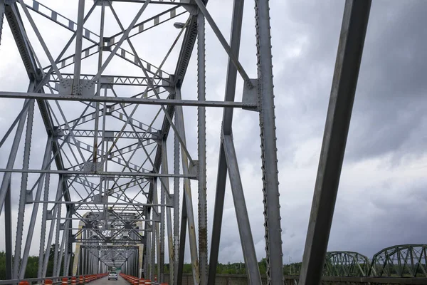 加拿大新不伦瑞克德比交界的金属桥的低角观 — 图库照片
