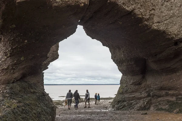 Turistas Playa Hopewell Rocks Bahía Fundy Nuevo Brunswick Canadá — Foto de Stock