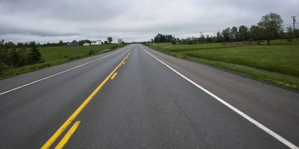 Vista Panorâmica Estrada Que Passa Pela Paisagem Rural New Brunswick — Fotografia de Stock