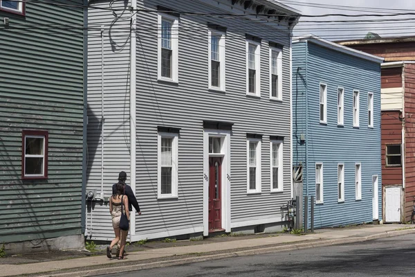 Pareja Caminando Por Edificios Calle Saint John New Brunswick Canadá — Foto de Stock