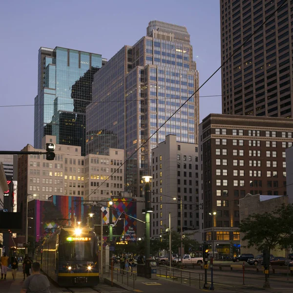 Tram Dans Rue Milieu Des Immeubles Bureaux Modernes Centre Ville — Photo