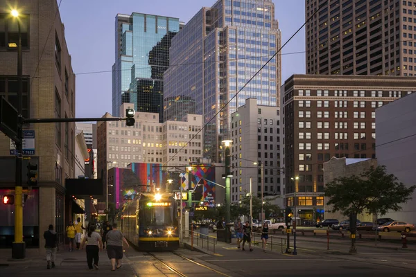 Tram Strada Mezzo Moderni Edifici Uffici Downtown Minneapolis Contea Hennepin — Foto Stock