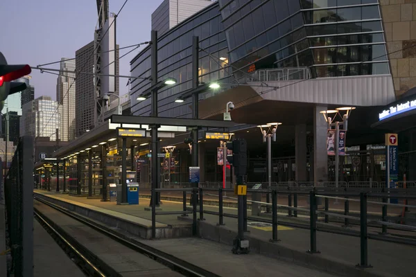 Piattaforma Della Stazione Ferroviaria Mezzo Moderni Edifici Uffici Downtown Minneapolis — Foto Stock