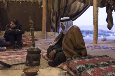 Çadır, Judean Desert, Dead Sea Region, İsrail altında oturan turist