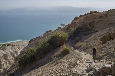 Genç kız yürüyüş iz, Dead Sea Region, İsrail