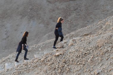 Kayalıklardan geçen basamaklara tırmanan turistler, Masada, Musevi Çölü, Ölü Deniz Bölgesi, İsrail