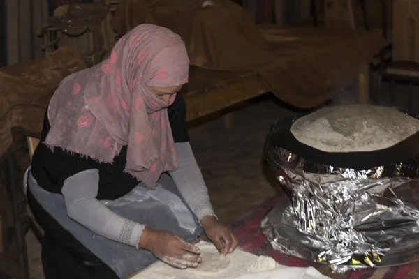 Mujer Haciendo Rumali Roti Desierto Judea Región Del Mar Muerto — Foto de Stock