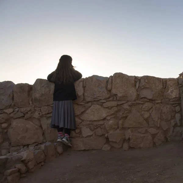 Veduta Posteriore Della Fanciulla Appoggiata Muro Del Forte Masada Deserto — Foto Stock