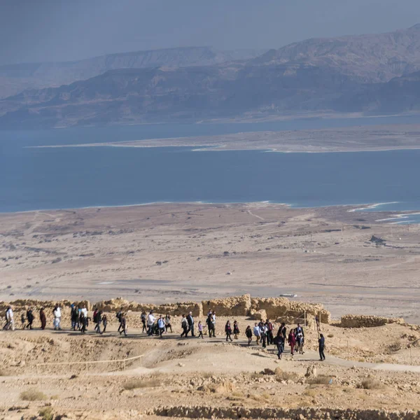 Turistas Caminando Fuerte Abandonado Masada Desierto Judea Región Del Mar — Foto de Stock