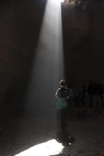 Luz Del Sol Cayendo Persona Pie Cueva Masada Desierto Judea — Foto de Stock