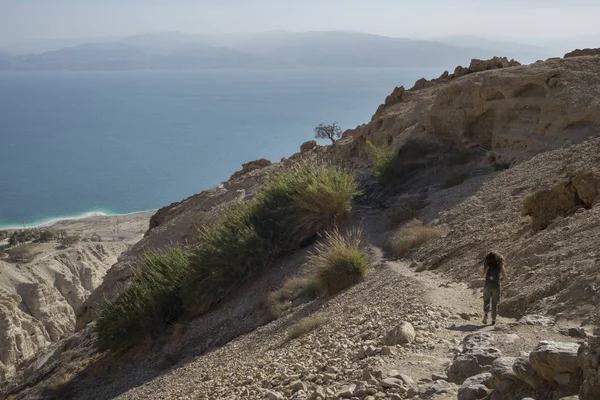 Adolescente Caminando Por Sendero Región Del Mar Muerto Israel — Foto de Stock