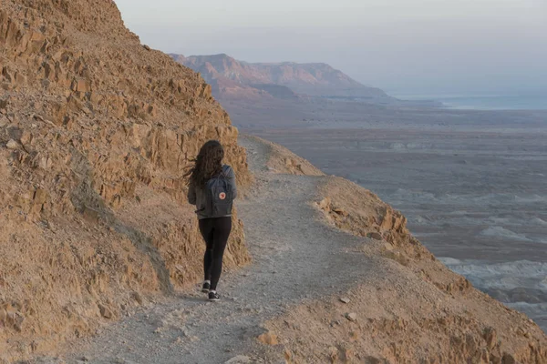 Rückansicht Des Teenagermädchens Das Verlassener Festung Masada Judäischer Wüste Region — Stockfoto