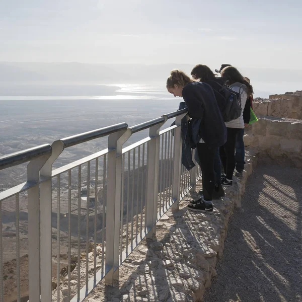 Turistas Pie Terraza Del Fuerte Masada Desierto Judea Región Del — Foto de Stock