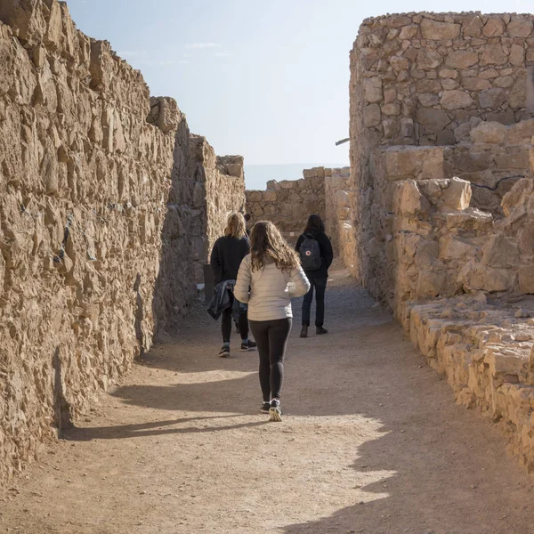 Turystów Którzy Chodzą Fort Masada Pustyni Judzkiej Regionie Morze Martwe — Zdjęcie stockowe