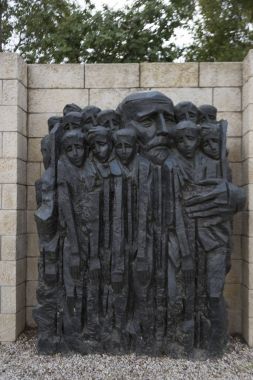 Korczak ve getto'nın çocuk heykeli, Yad Vashem, Jerusalem, İsrail