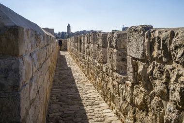 Ymca Kulesi arka planda, Kudüs, İsrail ile eski şehri çevreleyen duvar Gezinti görünümünü