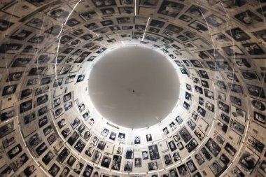 Milyonlarca anısına tanıklık sayfaları içeren adları Hall theholocaust sırasında öldürülen Yahudi Holokost Tarih Müzesi, Yad Vashem, Jerusalem
