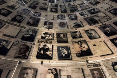 Theholocaust sırasında öldürülen Yahudi Holokost Tarih Müzesi, Yad Vashem, Jerusalem milyonlarca anısına tanıklık sayfaları içeren adları Hall
