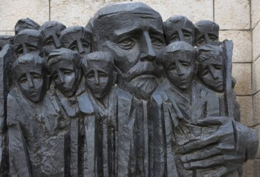 Korczak ve getto'nın çocuk heykeli, Yad Vashem, Jerusalem, İsrail