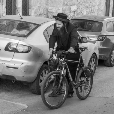 Bisiklet street, Old City, Kudüs, İsrail ile yürüyen Yahudi adam