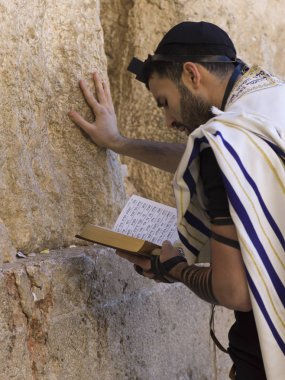 Yahudi adam Western Wall, Old City, Kudüs, İsrail dua