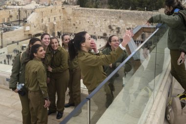 Grup kadın ordusunun askerleri, İsrail Savunma Kuvvetleri Batı ile duvar arka plan, Old City, Jerusalem, İsrail