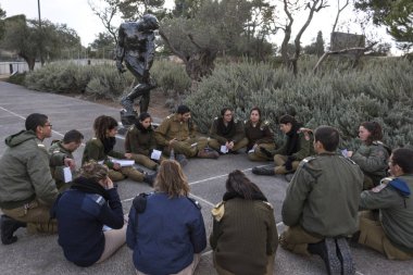 Grup ordu asker Adam heykel Auguste Rodin, İsrail Müzesi, Kudüs, İsrail ile yanında oturan
