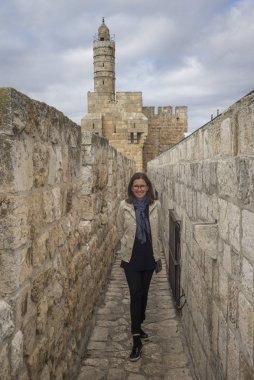 Mutlu kadın David kule ile duvar mesire arka planda, Jerusalem, İsrail-eski kentin ayakta