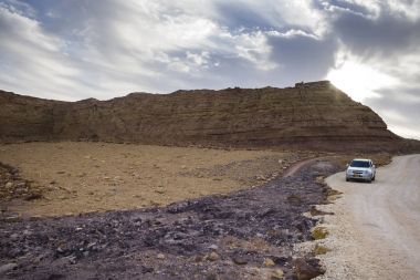 Toprak çöl, Makhtesh Ramon, Negev Çölü, İsrail geçen yol üzerinde hareketli araba