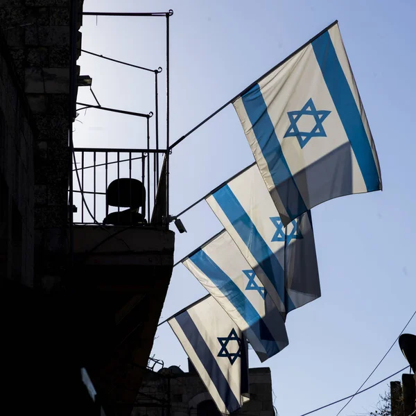 Vista en ángulo bajo de las banderas israelíes en el edificio de la Ciudad Vieja de J — Foto de Stock