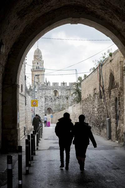 Turistas Caminando Por Calle Con Campanario Iglesia Dormición Fondo Ciudad — Foto de Stock