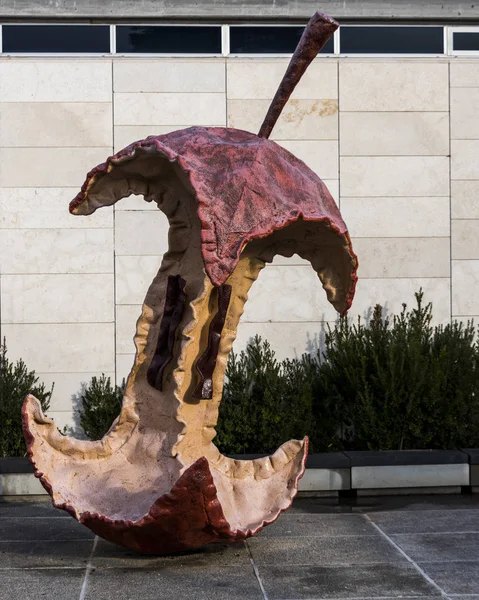 Klokhuis Beeldhouwwerk Van Claes Oldenburg Coosje Van Bruggen Israel Museum — Stockfoto