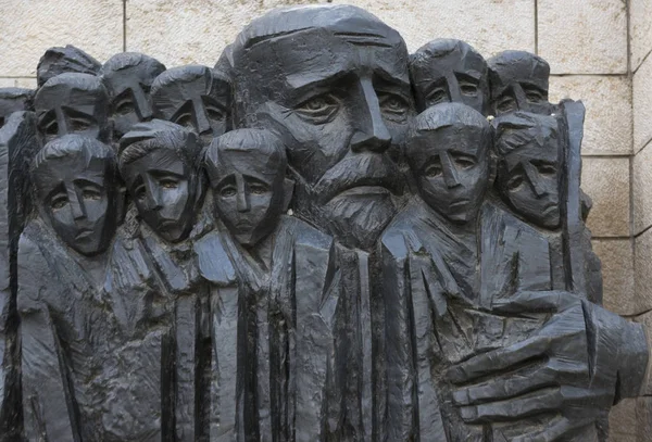 Korczak 和犹太区的儿童雕像 Yad Vashem 耶路撒冷 以色列 — 图库照片