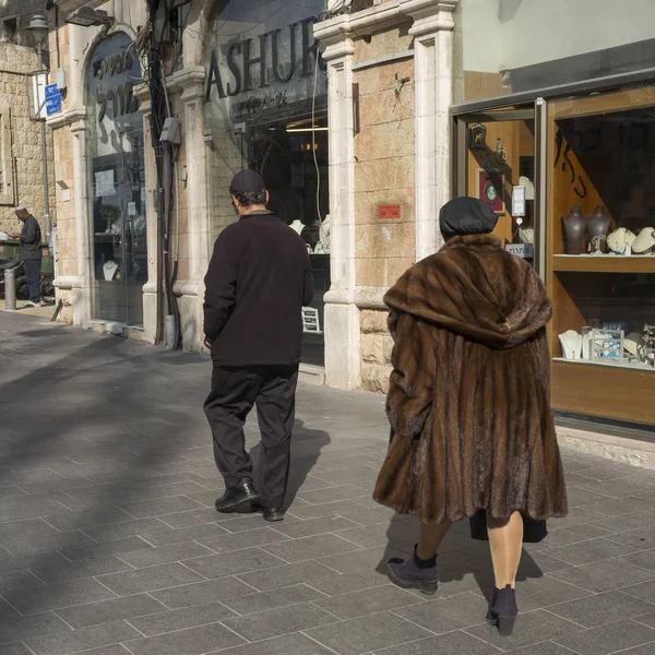 Два Человека Идут Улице Рынке Иерусалим Израиль — стоковое фото