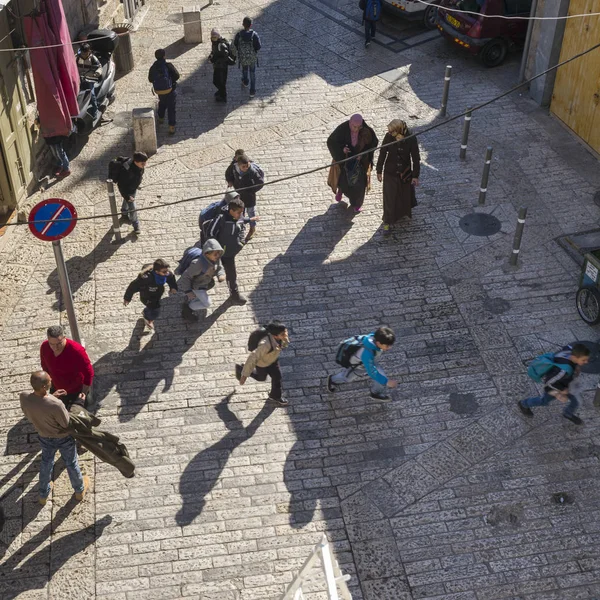 Vista Ángulo Alto Los Niños Escuela Corriendo Por Calle Jerusalén — Foto de Stock