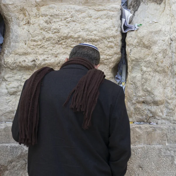 Hombre Rezando Muro Del Oeste Ciudad Vieja Jerusalén Israel — Foto de Stock