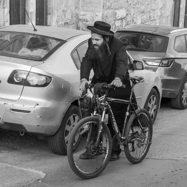 Hombre Judío Caminando Con Bicicleta Calle Ciudad Vieja Jerusalén Israel — Foto de Stock