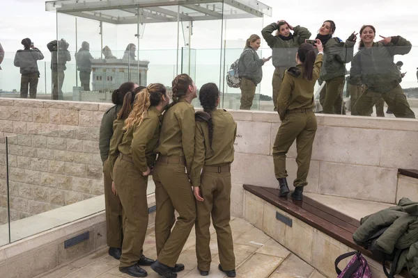 Grupo Mujeres Soldados Del Ejército Las Fuerzas Defensa Israel Divirtiéndose — Foto de Stock