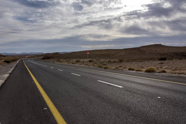 Δρόμος Που Περνά Μέσα Από Την Έρημο Ραμόν Makhtesh Έρημο — Φωτογραφία Αρχείου