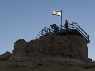 Bir gözlem noktasındaki insanlar, Makhtesh Ramon, Negev Çölü, İsrail