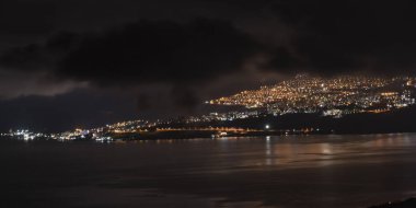 Geceleri, Vered Hagalil, Celile Denizi, Galilee, İsrail coast City'de alev aldı.