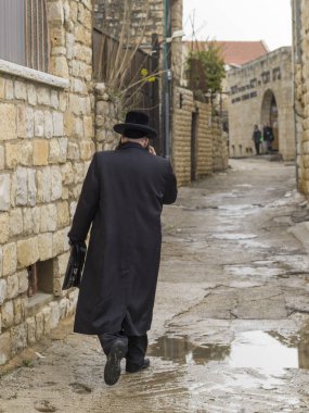 Dikiz ıslak caddede, Safed, Kuzey bölgesi, İsrail yürüyen adam