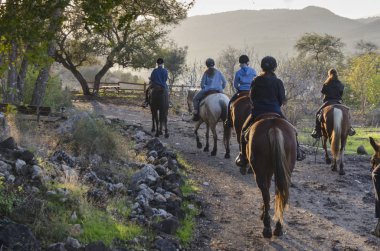Atlara binen turistler, Celile, İsrail